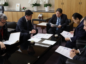 報告書の説明をする市長