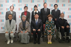 委嘱状交付式での記念撮影