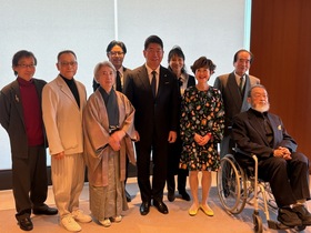 懇談会での記念撮影