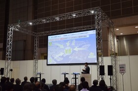 講演をする市長