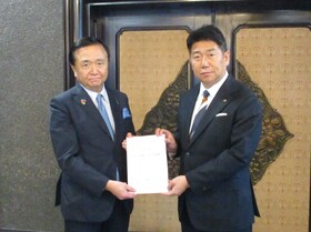 市長から知事に要請書を手渡し