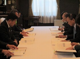 要請内容を知事に説明する市長