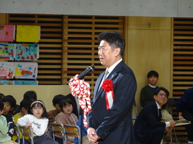 お祝いの言葉を贈る市長