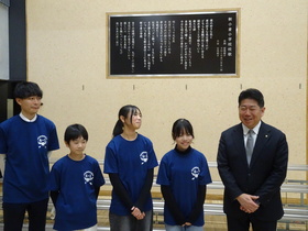 6年生担任と児童たちと記念撮影をする市長