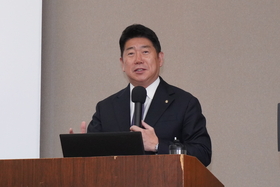 参加者に挨拶する市長