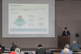 総合計画改定素案等の説明する市長