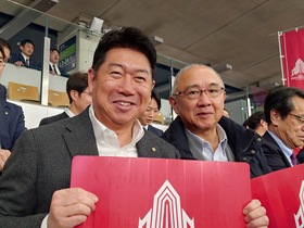 試合観戦中の市長