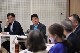 トークセッションに参加する市長