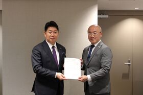 川崎地域連合会長へ回答書手交