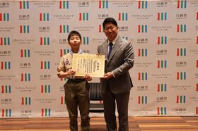 感謝状を贈呈する市長