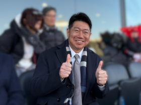 試合観戦中の市長