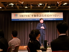 ワークショップの感想を述べる市長