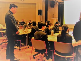 ワークショップの様子を見守る市長