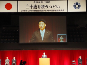 主催者あいさつをする市長