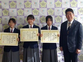 受賞した生徒と市長