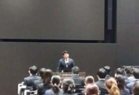 職員採用試験合格者へメッセージを伝える市長