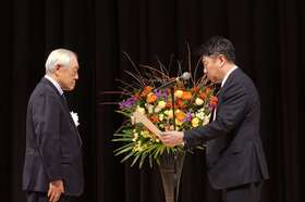 功労者へ表彰状を渡す市長