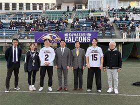 ハーフタイムにチーム関係者と記念撮影を行う市長