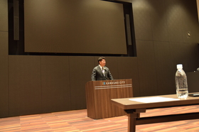 提案への講評をする市長