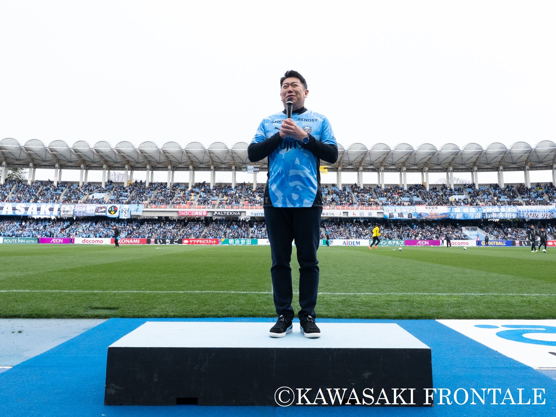 写真1：試合開始前に挨拶をする市長