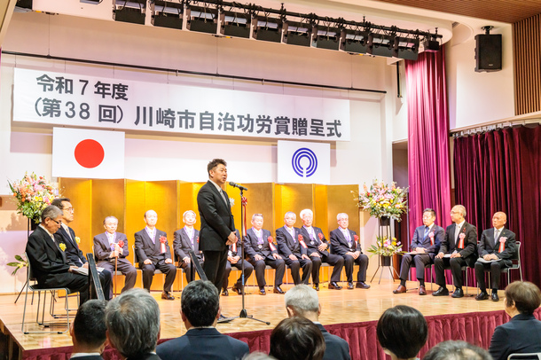 写真1：挨拶する市長