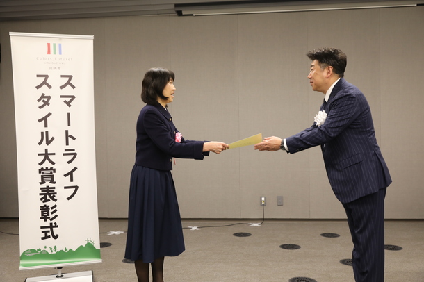 写真1：受賞団体へ表彰状を授与する市長