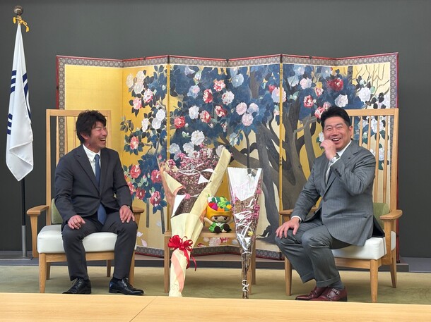 写真2：終始和やかな雰囲気で行われた対談