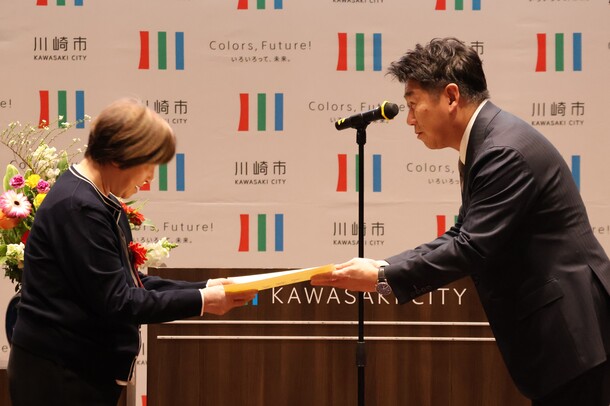 写真2：感謝状を贈呈する市長