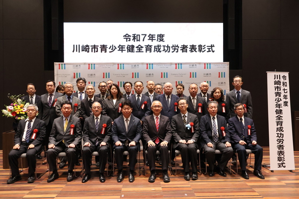 写真3：記念写真 （市長、堀添副議長と青少年指導員、スポーツ推進委員の受賞者の皆さん）