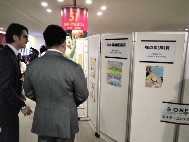 写真1：展示作品を視察する市長