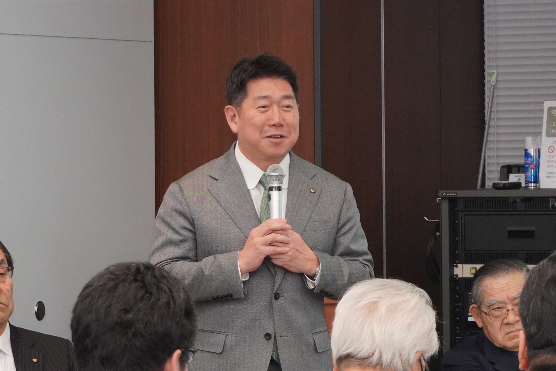 写真1：挨拶をする市長