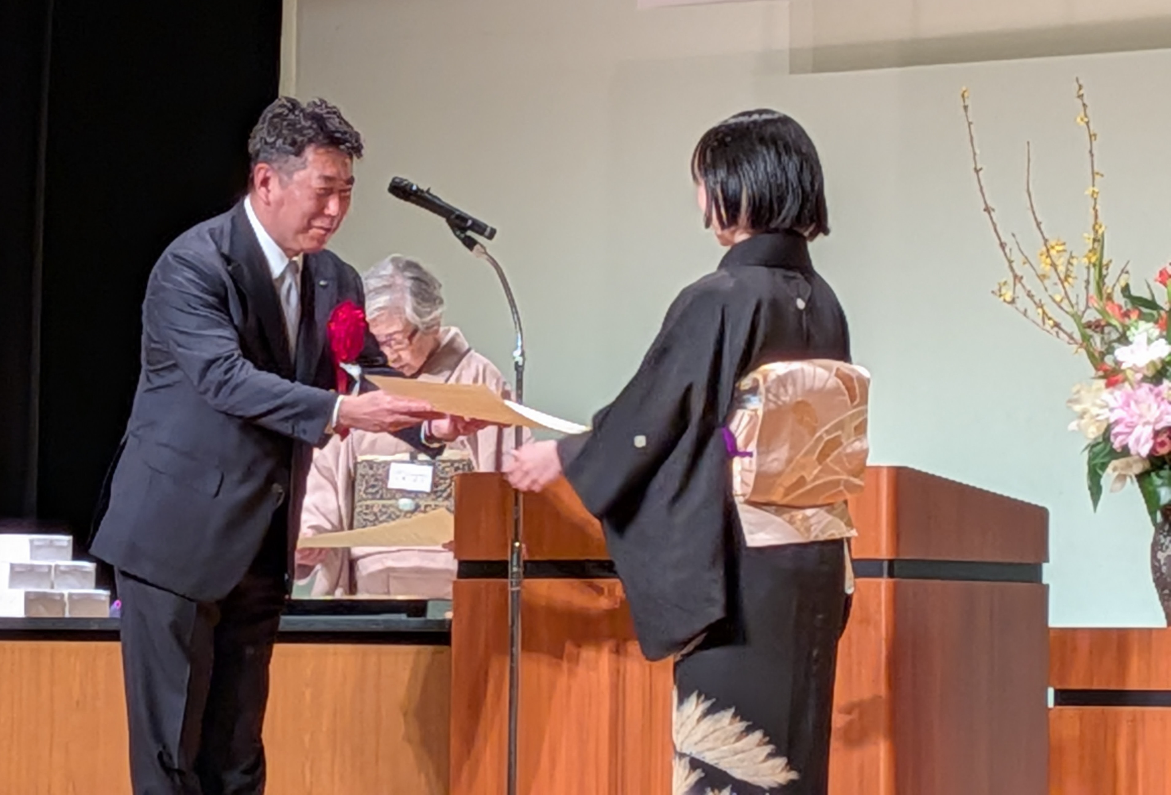 写真1：受賞者に表彰状を渡す市長