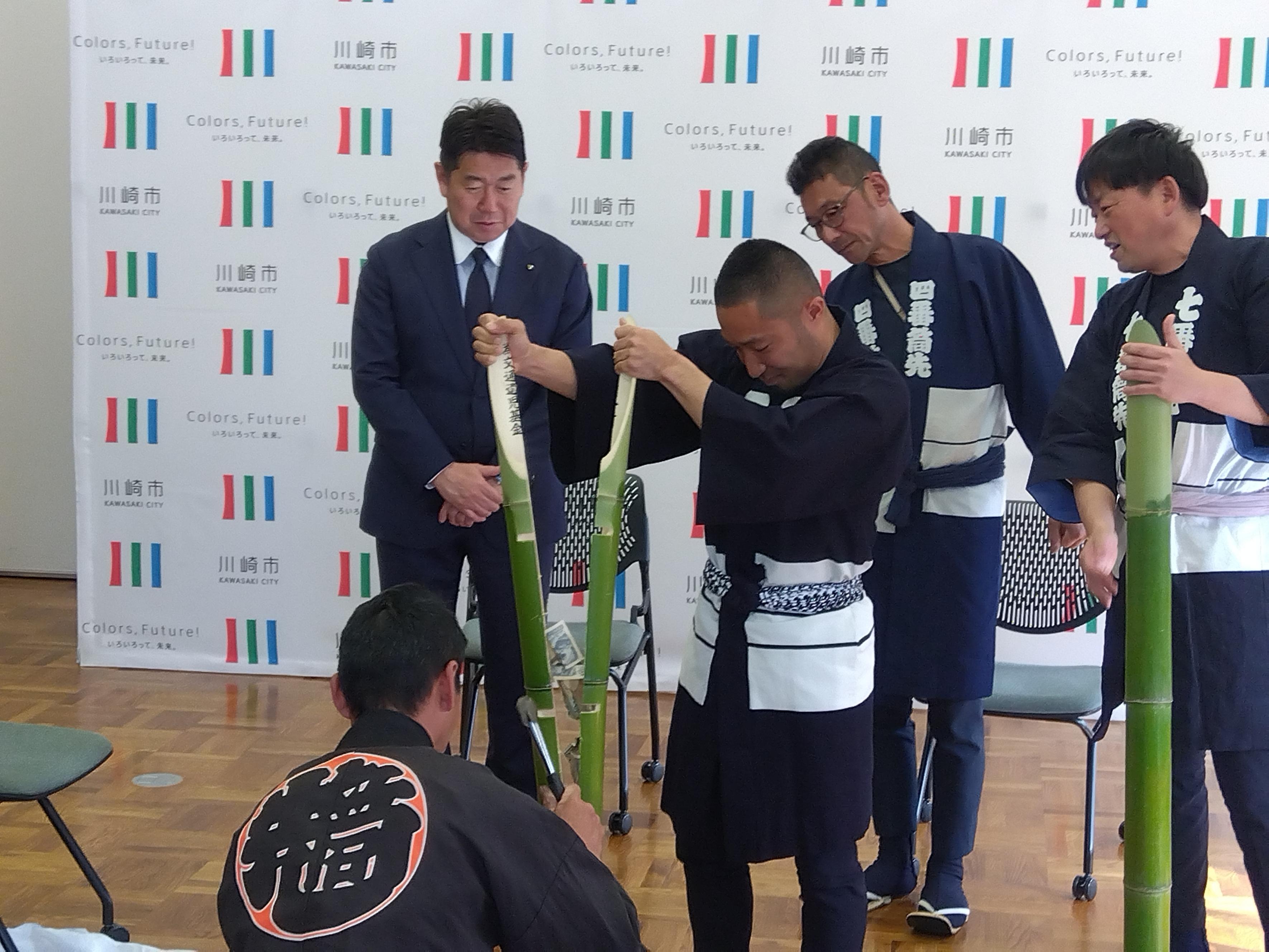 写真1：竹割を鑑賞する市長
