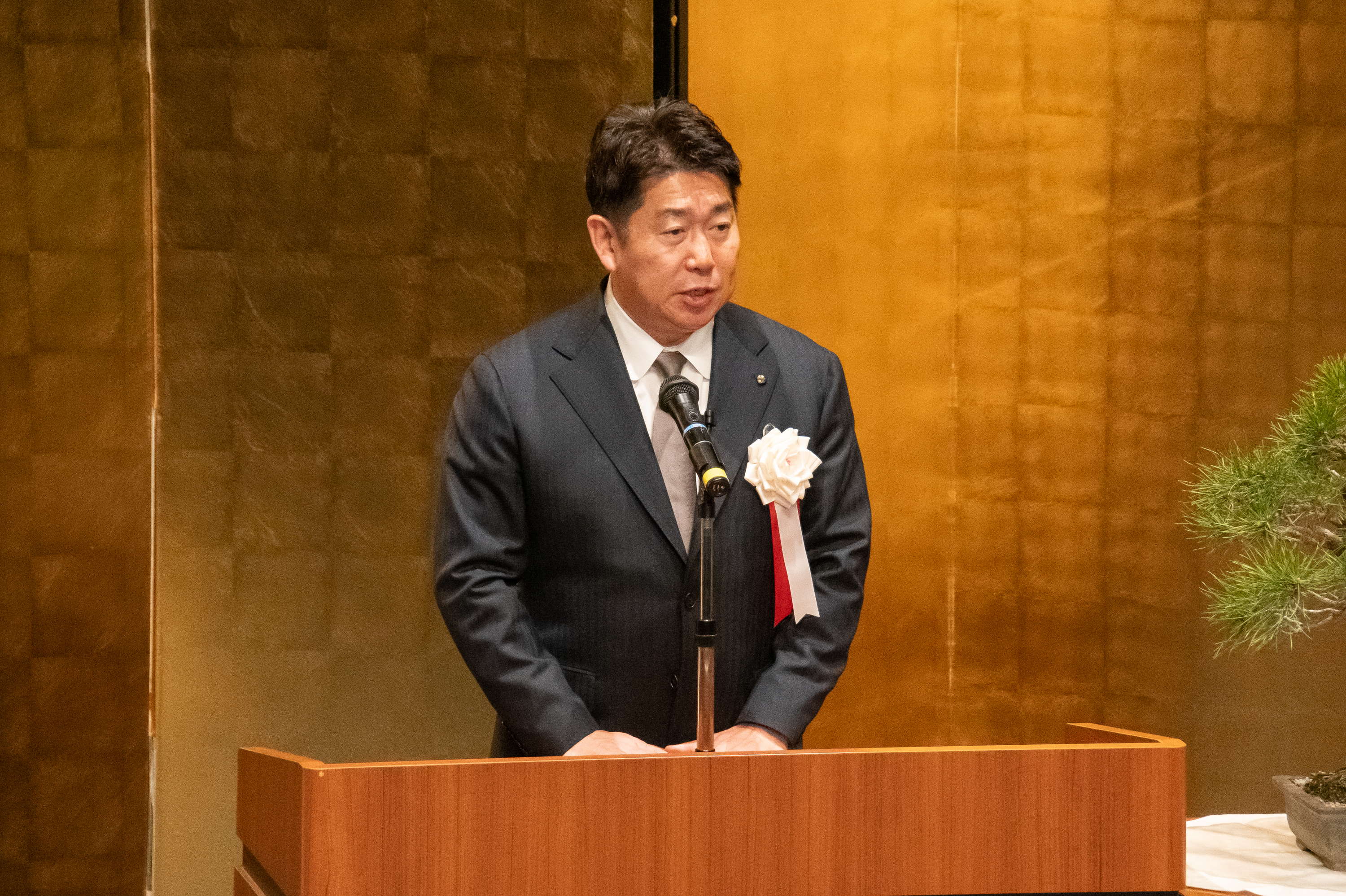 写真1：祝辞を述べる市長