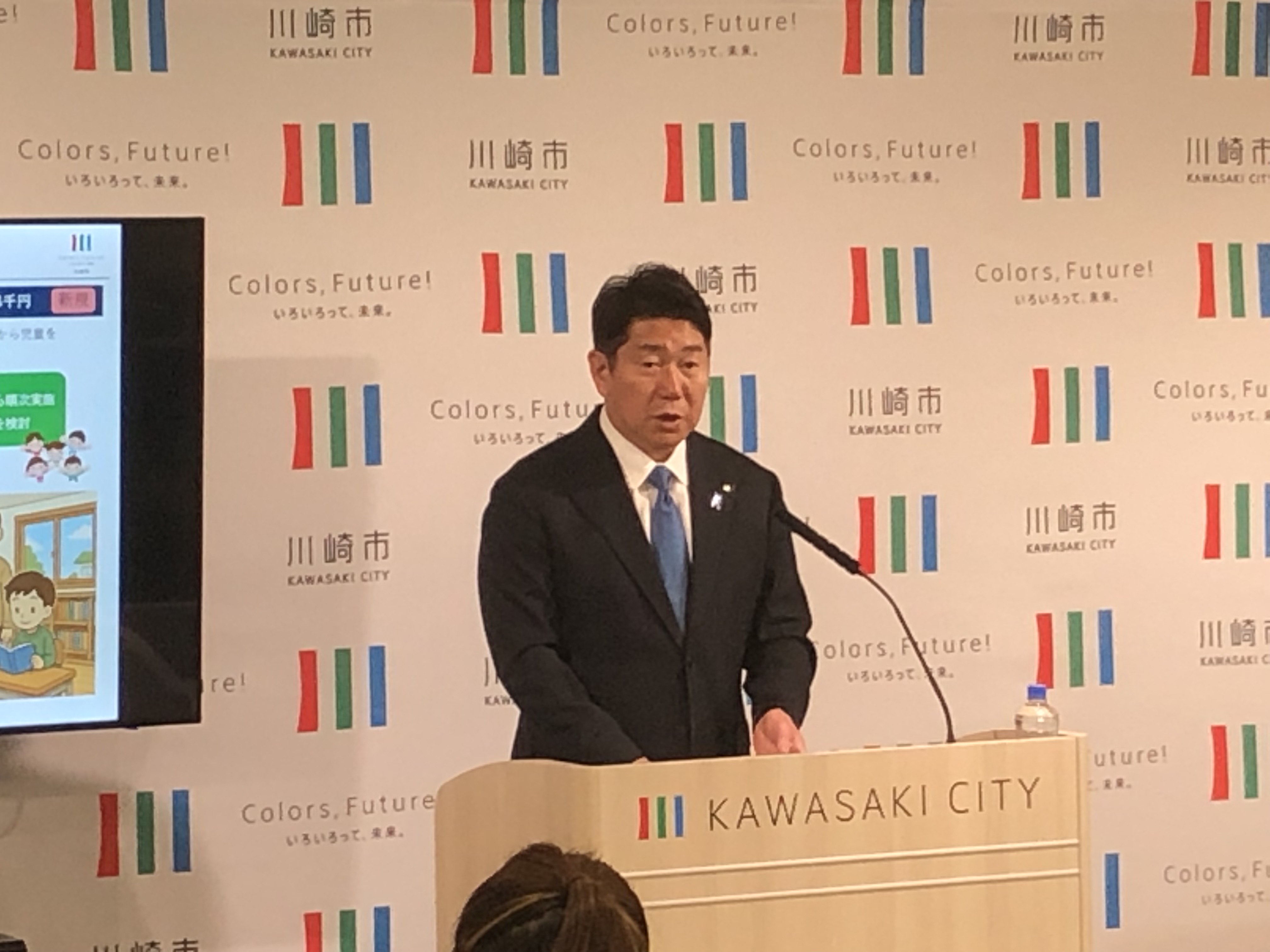 写真2：記者の質問に答える市長