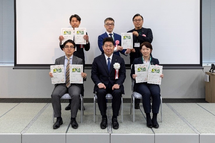 写真1：かわさき基準認証企業との写真撮影の様子