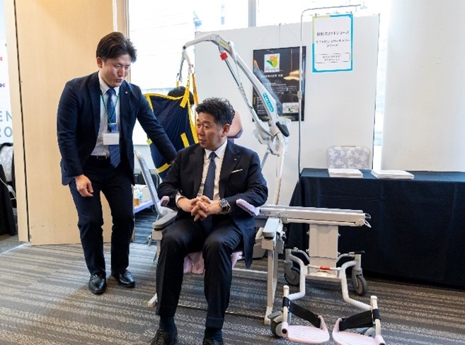 写真2：かわさき基準認証製品を体験する様子