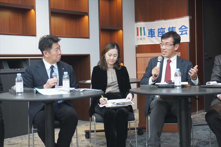 写真1：参加者の発言に耳を傾ける市長