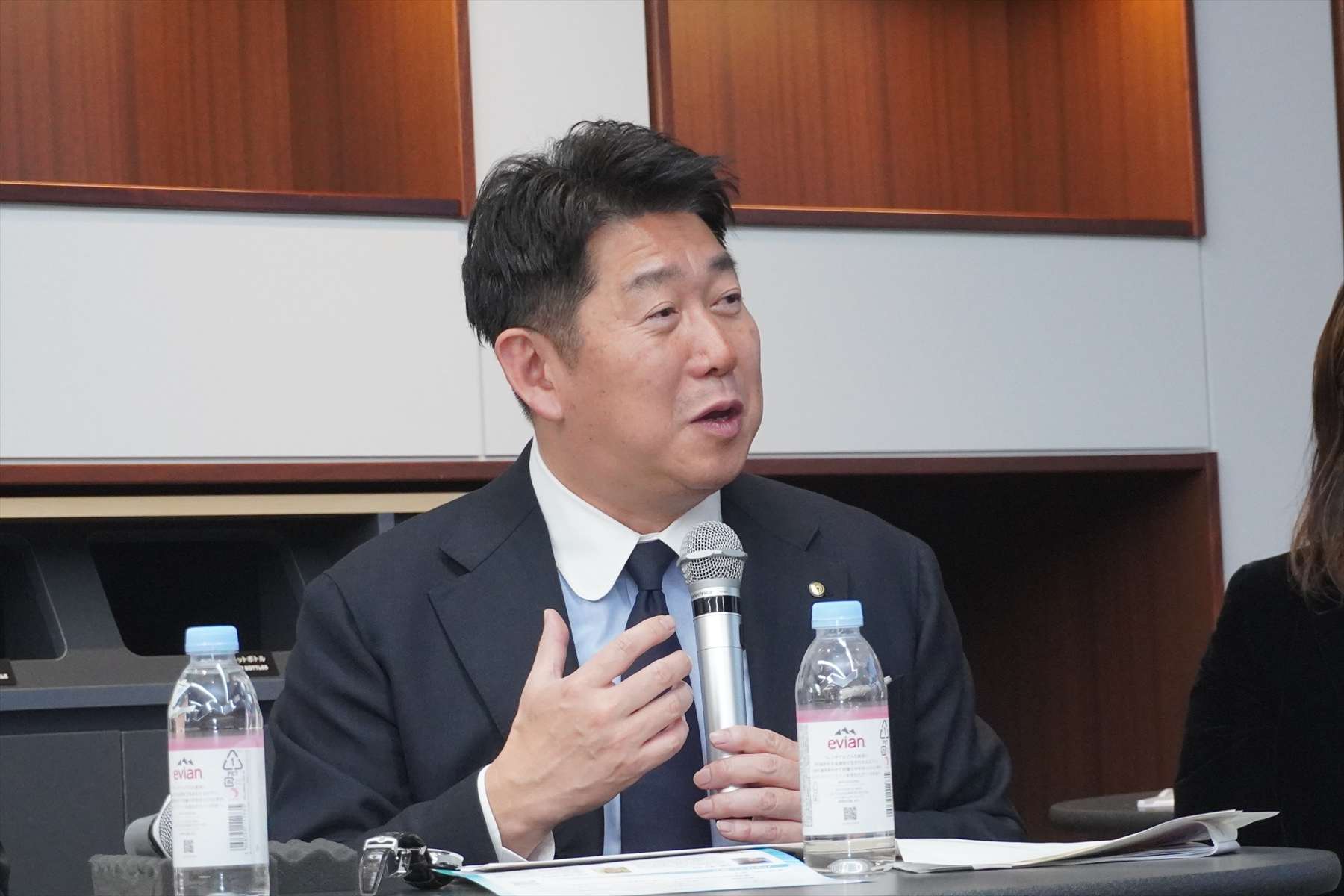 写真2：参加者と意見交換を行う市長