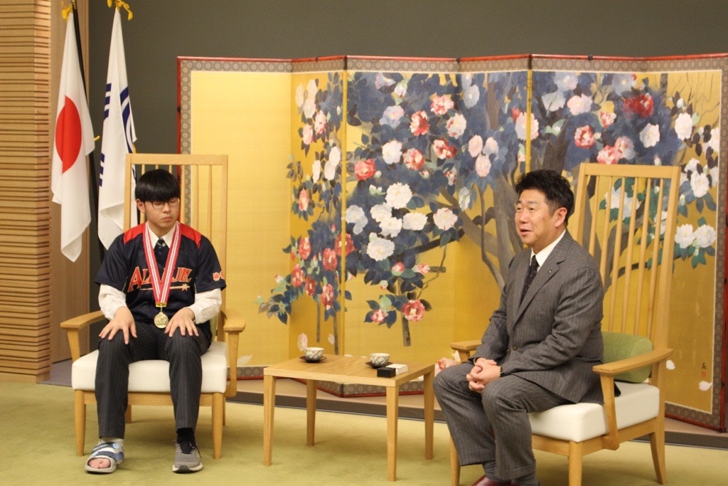写真1：表敬訪問を受ける市長