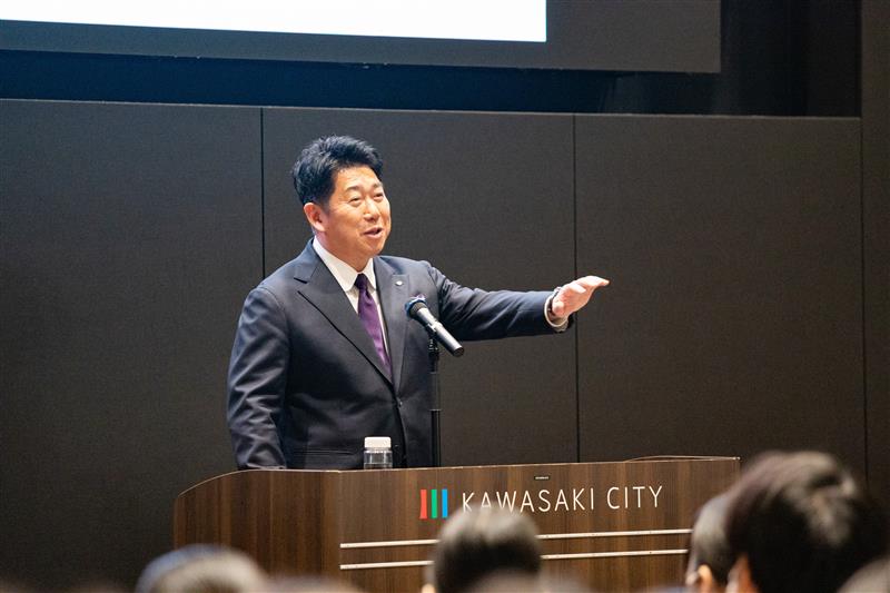 写真1：参加者にメッセージを伝える市長