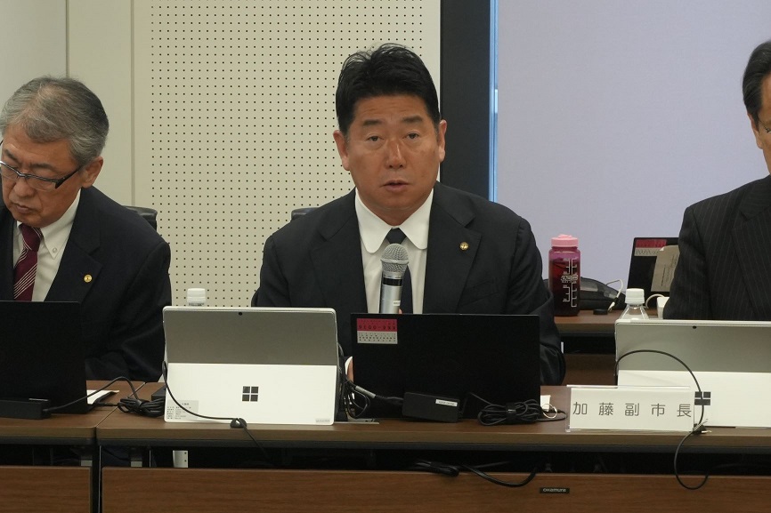 写真2：関係機関と意見交換を行う市長