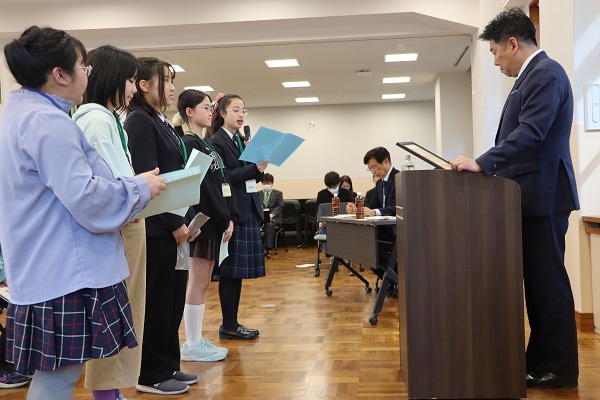 写真1：子どもたちから報告を受ける市長