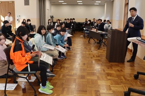 写真2：子どもと意見交換をする市長