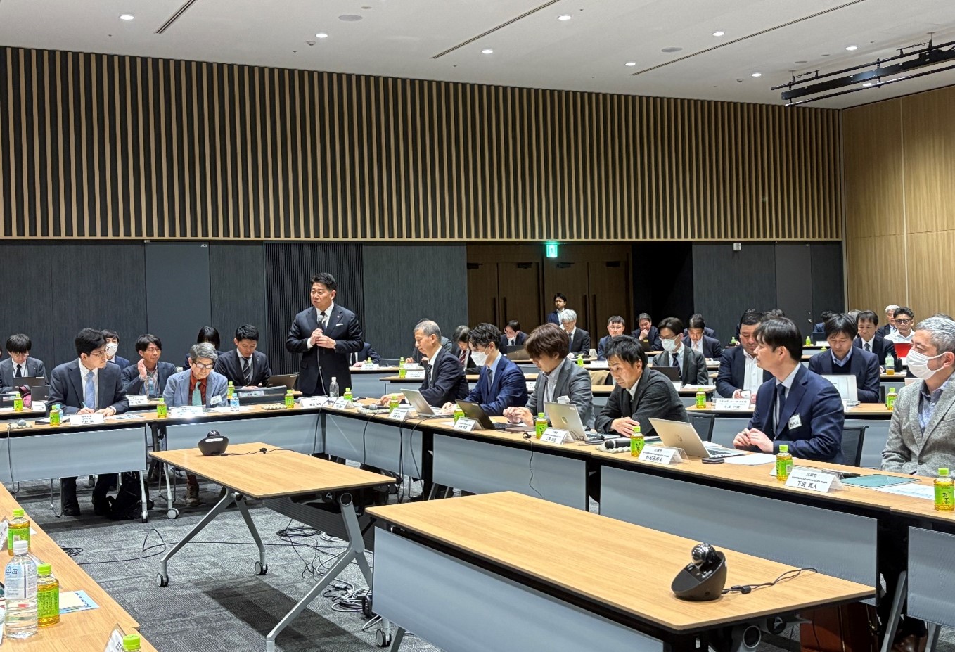 写真1：合同会議に参加する市長　