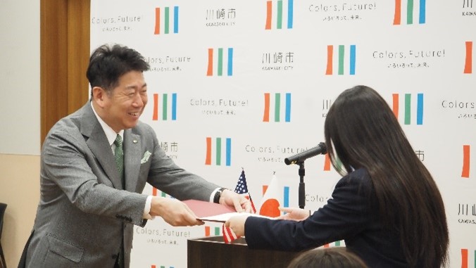 写真1：受講証明書を授与する市長