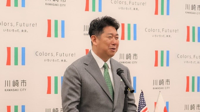 写真2：受講生にメッセージを贈る市長