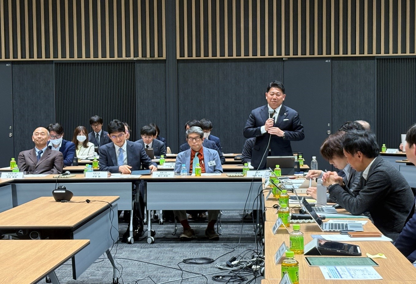 写真2：統括のコメントをする市長