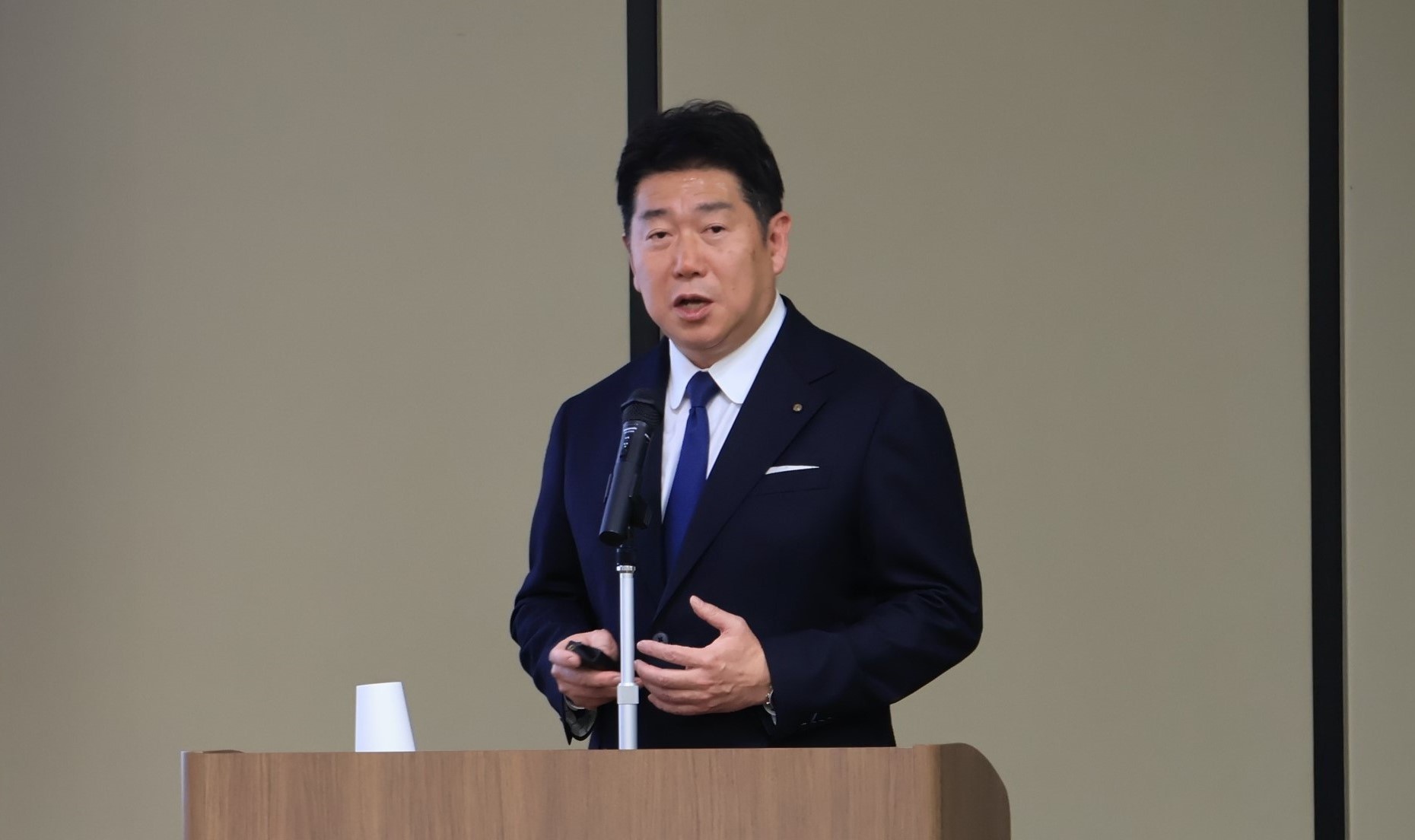写真1：講演をする市長