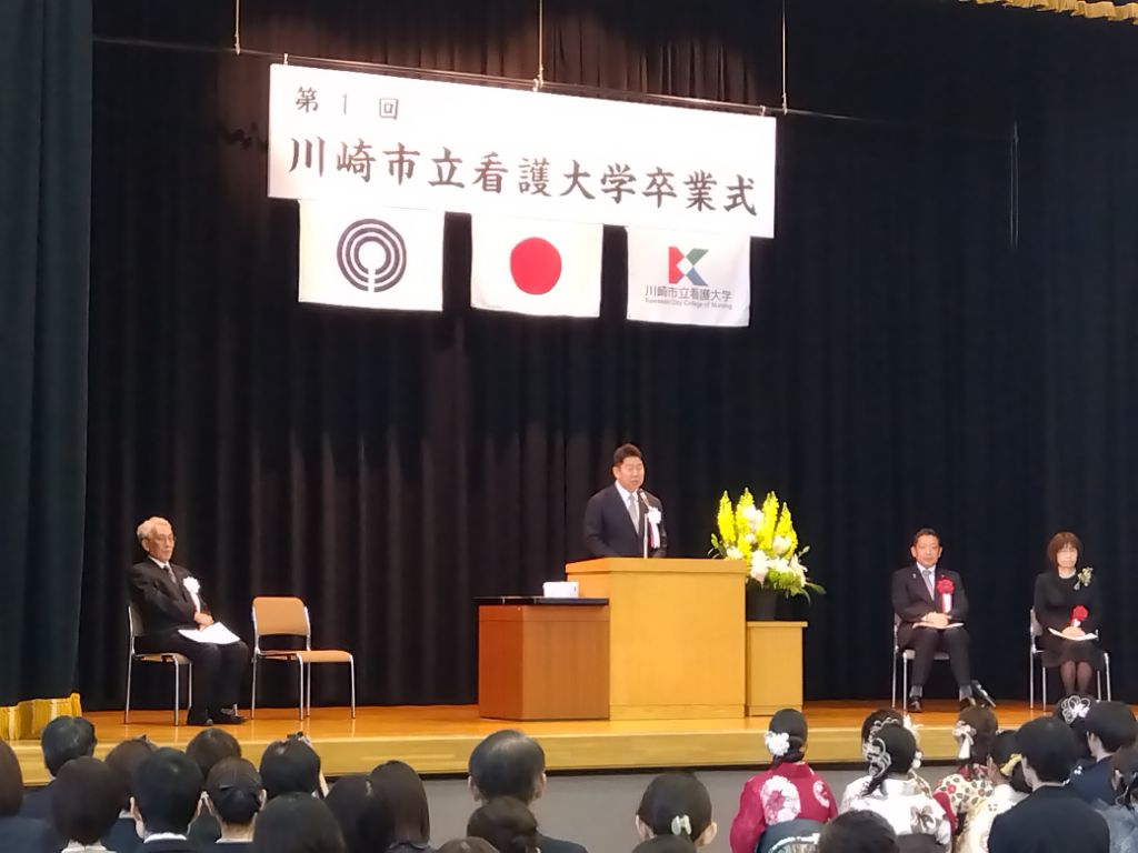 写真：卒業生に向けて激励の言葉を贈る市長